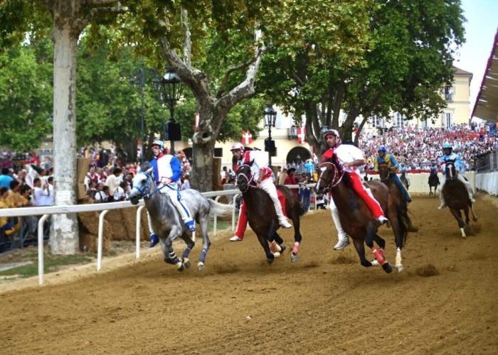 Palio di Asti, terza batteria subito buona: in finale Moncalvo e i “rivalissimi” Tanaro e San Secondo